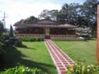 Finca con Muchas Flores - Feria de las Flores 2006 (247kb)